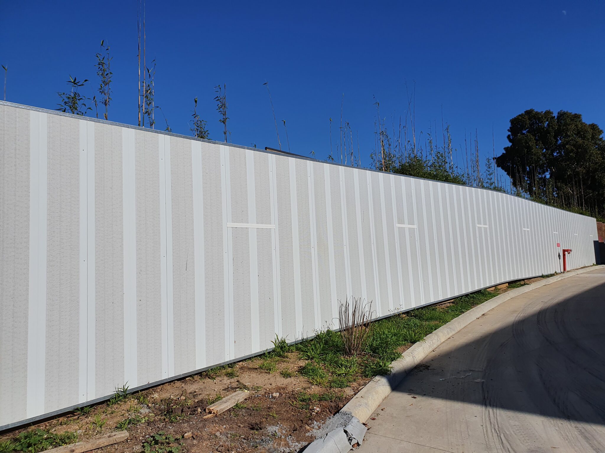 The Flexshield acoustic wall is a versatile and effective solution designed to mitigate noise and enhance acoustic performance in various environments.