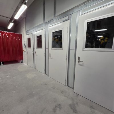 Grinding bays include Sonic Access acoustic doors and maintain full acoustic control between zones.